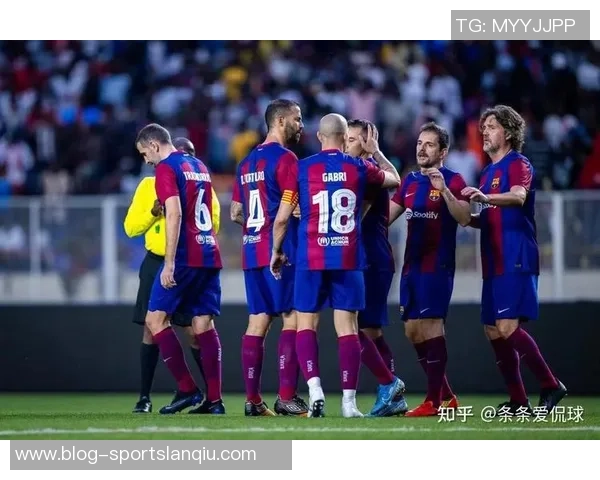 巴萨绯闻新星F阿斯拉尼现场观战加泰德比与哈维合影引关注